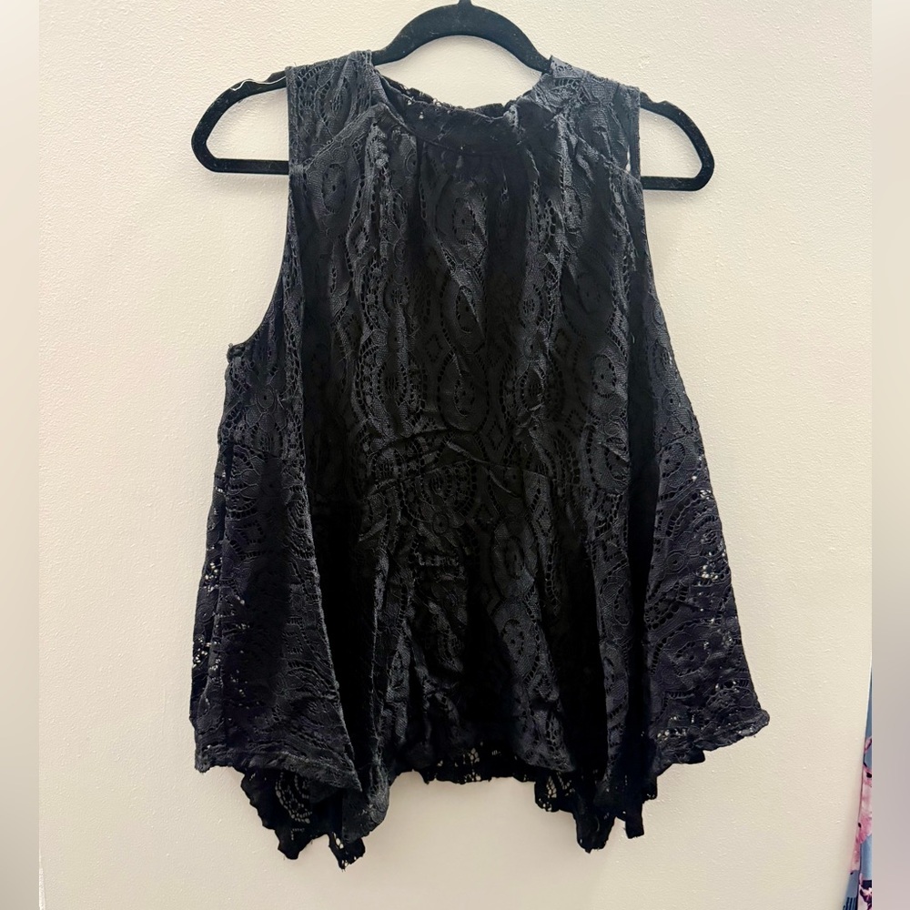 Size XL black lace top🍄